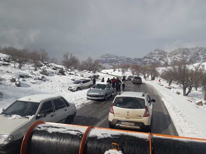 سرنشینان ۶۰ خودروی گرفتار در منطقه تاراز اندیکا نجات یافتند