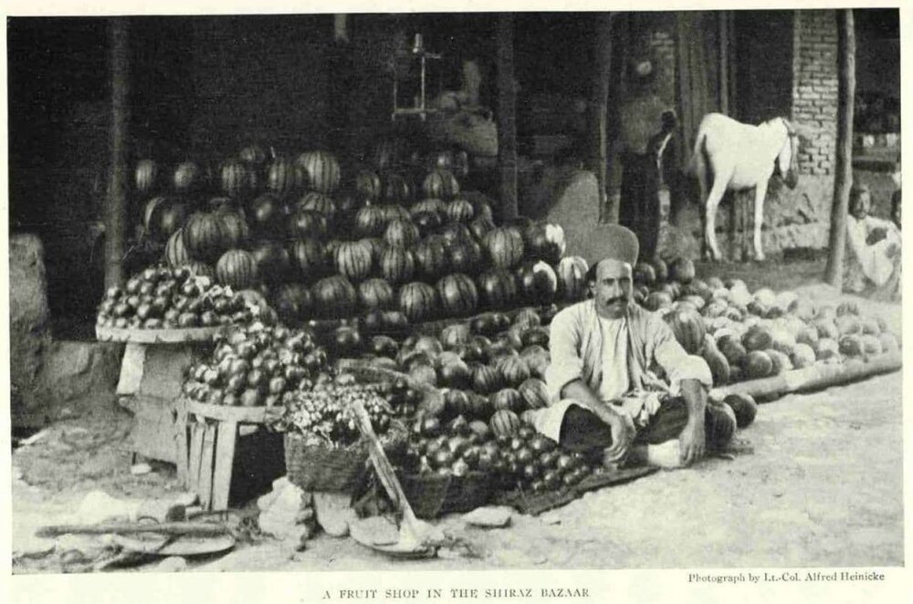 راهبرد بازار؛ تصویری ناب از یک میوه فروشی در دوران قاجار